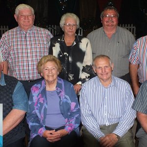 Die Beheerraadslede, voor vlnr: Joe Mangiagalli (voorsitter), Hermine Groenewald, Hennie Lochner en Len Olivier. Agter vlnr is Francia van Dyk, Wollie Jacobs, Linda Meyer, John van Rooyen (bestuurder: HaS) en Flip Geldenhuys, en met Ryan Murtz en Norman Sauls (inlasfoto).